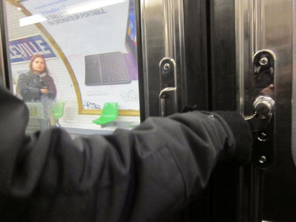 di_20141228-142209-paris-metro-line11-door-latches