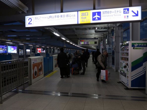 di_20150225_034135_haneda_monorail_platform