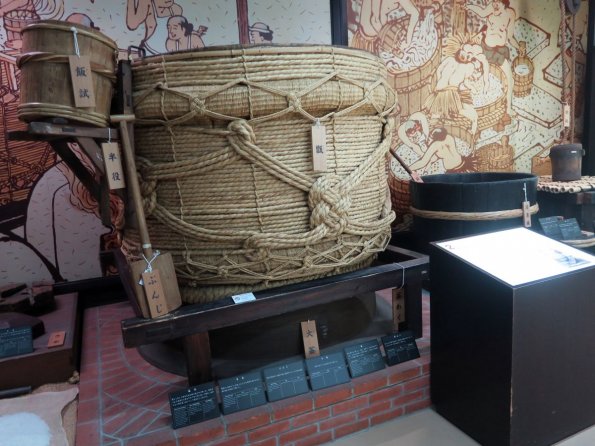 di_20150301_000657_fushimi_gekkeikanokurasakemuseum_ricesteamer_koshiki_on_kama_pot