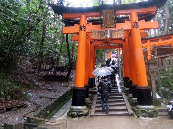 di_20150301_015236_fushimi_inarishrine_senbontorii_stairs