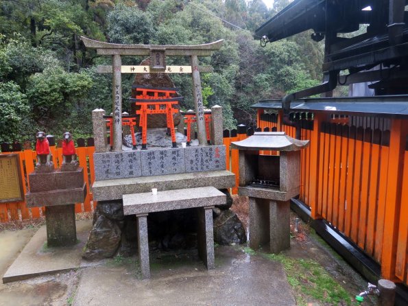 di_20150301_015405_fushimi_inarishrine_markers