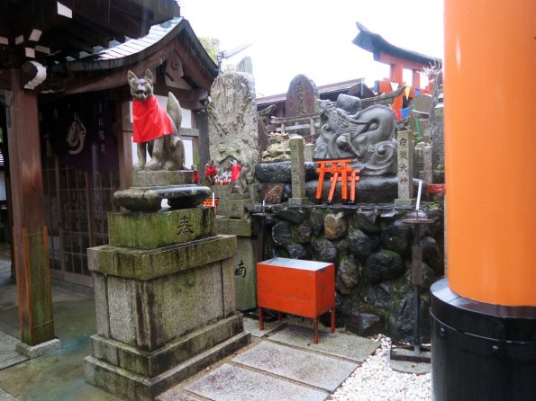 di_20150301_022339_fushimi_inarishrine_cemetery_fox