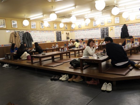 di_20150303_060405_osaka_shinsekai_kushikatsu_resto_tables