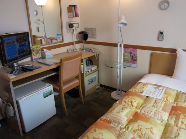 di_20150304_013915_toyokoinn_kabukicho_desk