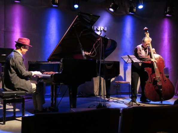 di_20150305_073747_shinjuku_pitinn_fumiokarashima_piano_yoshiosuzuki_bass