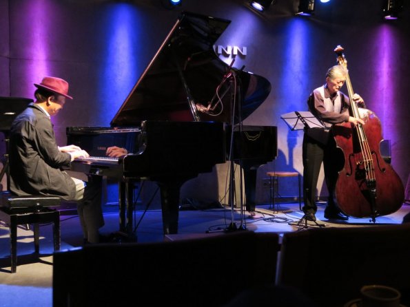 di_20150305_073752_shinjuku_pitinn_fumiokarashima_piano_yoshiosuzuki_bass