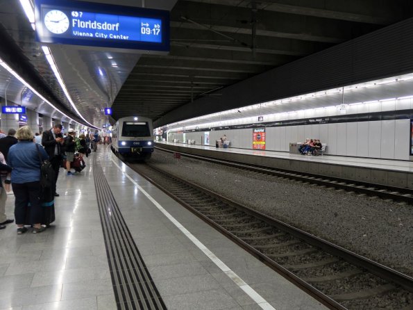 di_20150703_021033_viennaairport_train_platform