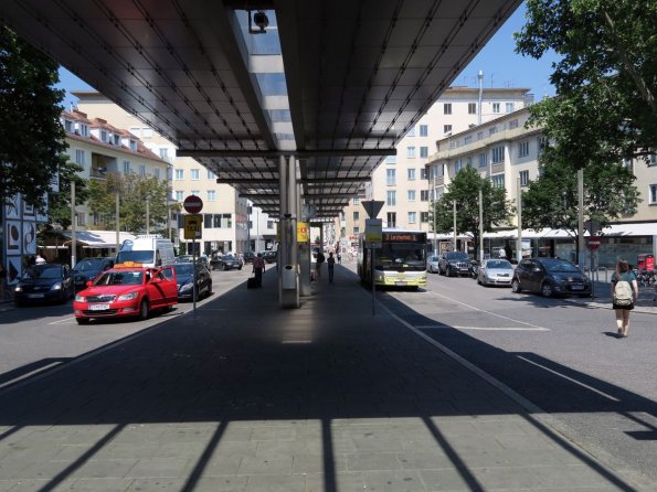 di_20150703_050128_krems_bahnhofplatz_plaza