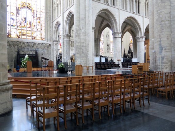 di_20150923_044148_brussels_cathedraledesstemicheletgudule_platform_chairs