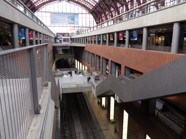 di_20150924_034246_antwerpcentralrailwaystation_down_to_platforms