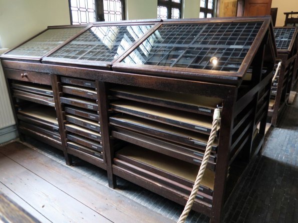 di_20150924_051128_plantinmoretusmuseum_typecases