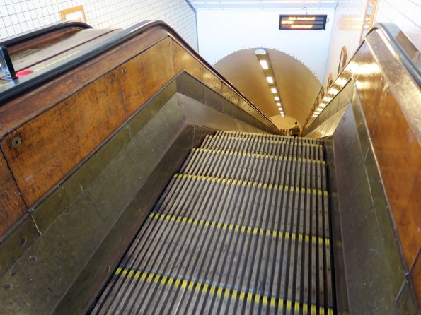 di_20150924_054047_antwerp_sintanna_pedestrian_tunnel_escalator_top
