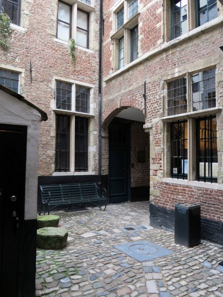 di_20150924_062344_antwerp_hiddenstreet_vlaeykensgang_cobblestones