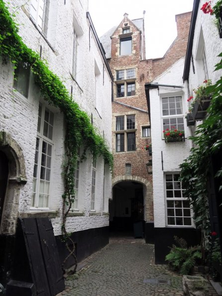 di_20150924_062437_antwerp_hiddenstreet_vlaeykensgang_east_alley