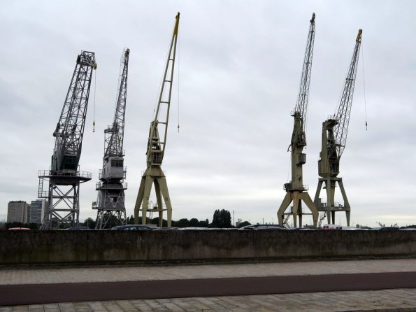 di_20150924_065322_antwerp_schelde_river_shipping_cranes