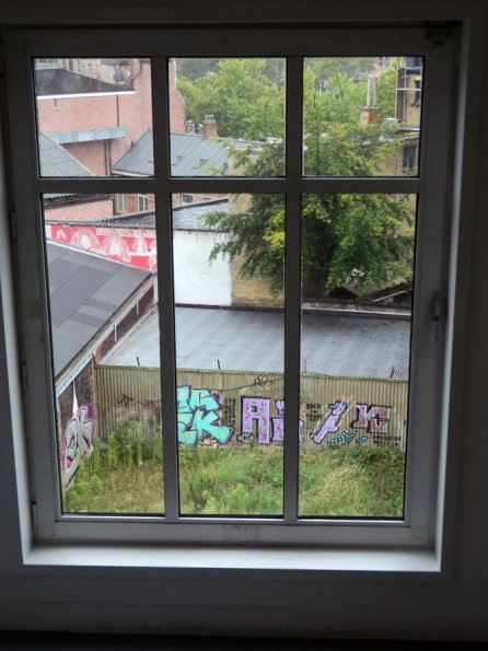 di_20150924_105713_m_hka_contemporary_art_antwerp_window_east_graffiti