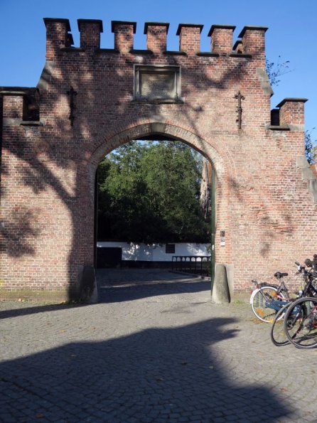 di_20150928_032902_bruges_beguinage_gate