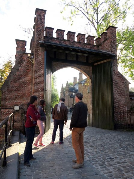 di_20150928_033001_bruges_beguinage_gate_inside