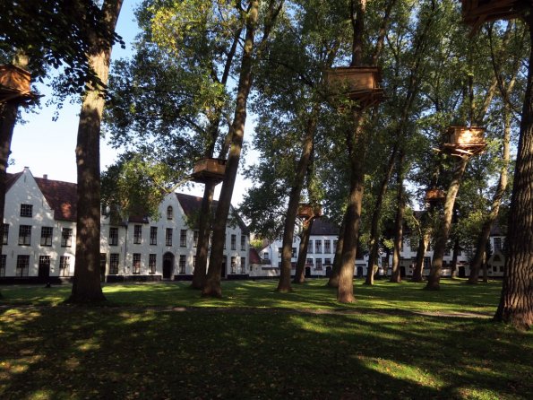 di_20150928_033307_bruges_beguinage_triennale_tadashikawamata_2015_treehuts