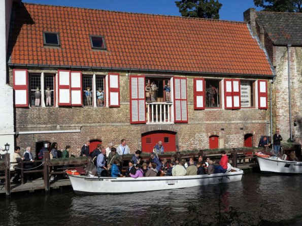 di_20150928_043419_bruges_dedijver_canal_house_tour_boarding