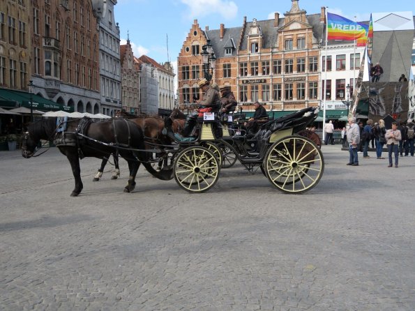 di_20150928_070628_bruges_grotemarkt_horse_carriage