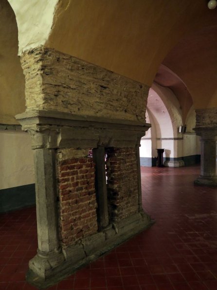 di_20150928_100244_ghent_saintbavocathedral_crypt_wall