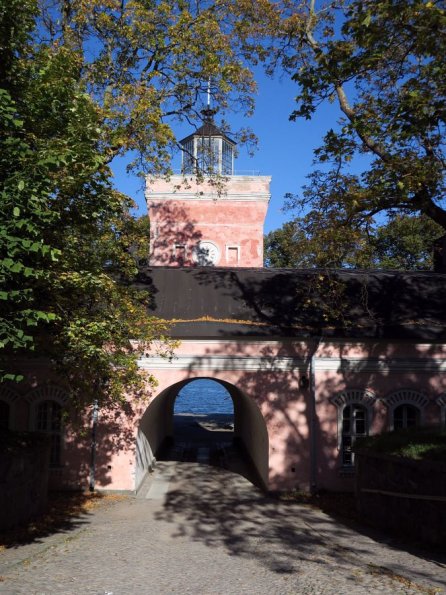 di_20151011_045458_suomenlinna_arch_harbour