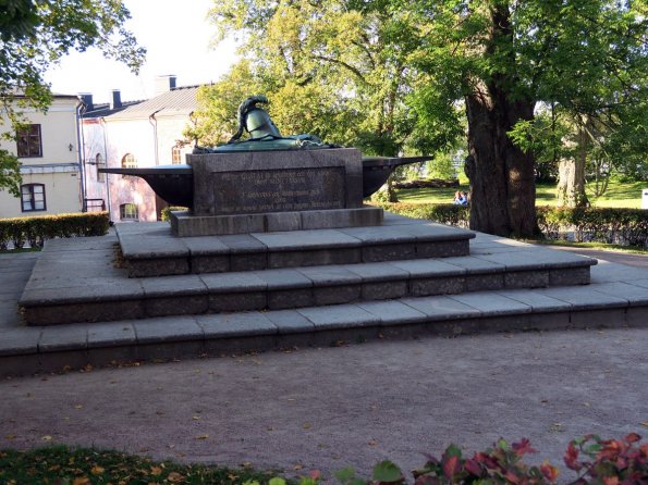 di_20151011_070353_suomenlinna_gustav_statue
