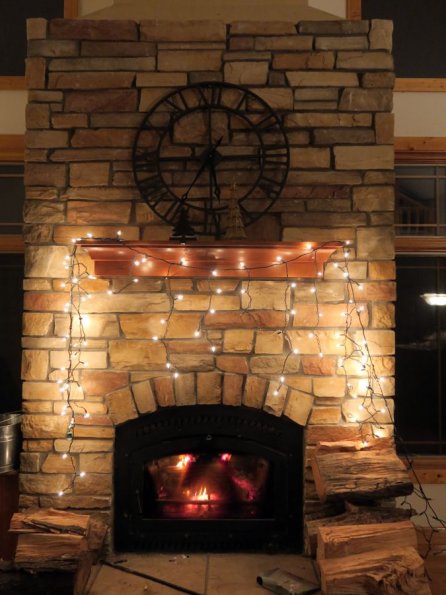 di_20151129_183802_fairfield_fireplace_icicle_lights