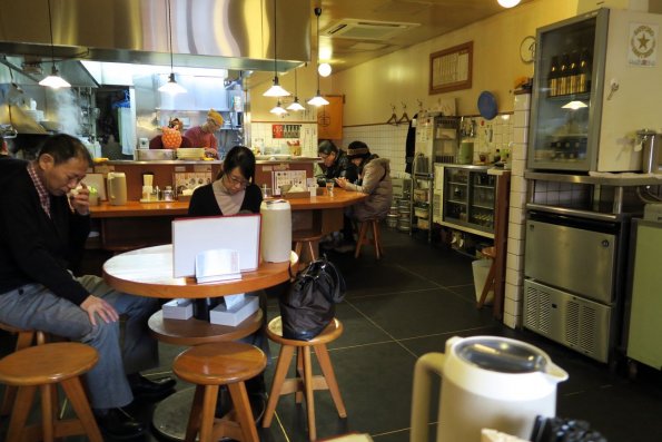 di_20160311_221840_koto_tomioka_marukin_ramen_tables