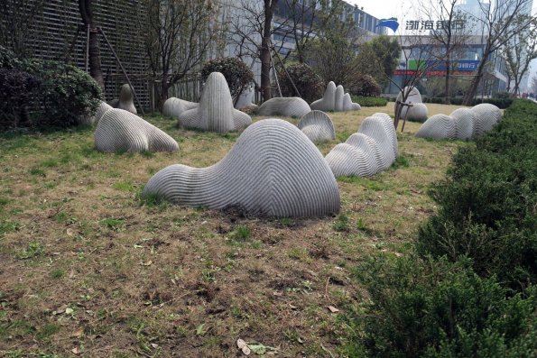 di_20160313_231734_shanghai_yangpu_sipingroad_lawn_sculptures