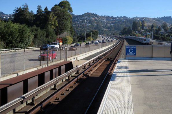 di_20161020_120812_oakland_rockridge_bart_platform_route24_groveshafterfreeway