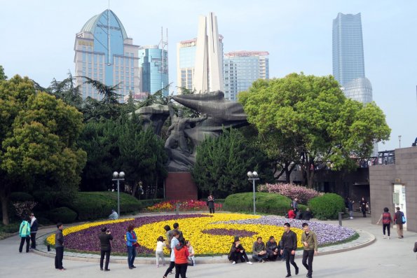 di_20170404_035248_shanghai_thebund_levee_statue_flower_garden