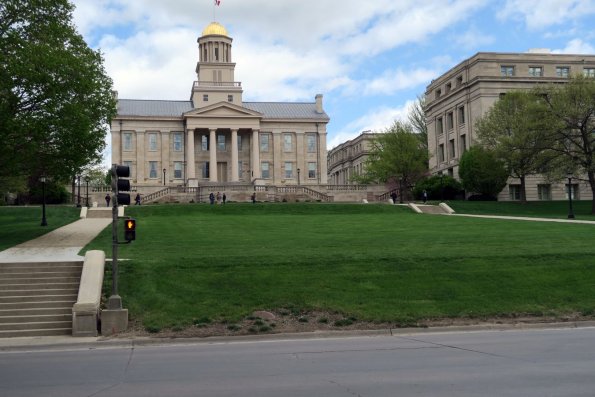 di_20170502-153924-uiowa-oldcapitol-madisonstreet