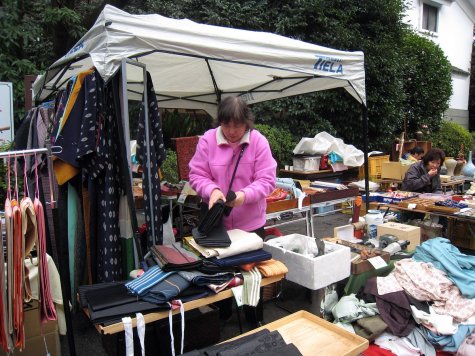 di_20090228-203430-jingumae-flea-market-clothes.jpg