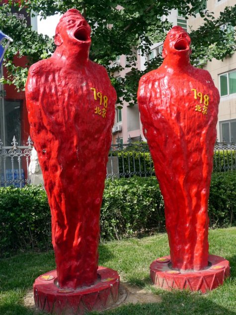 di_20130703_024412_789artzone_twin_red_statues.jpg