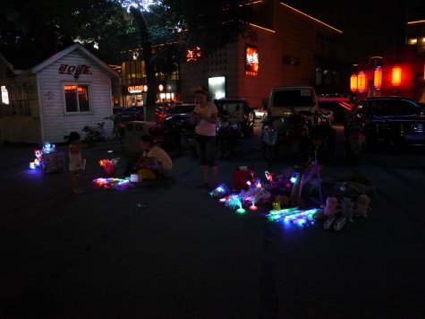 di_20130704_065940_suzhou_jinji_lake_shore_vendors.jpg