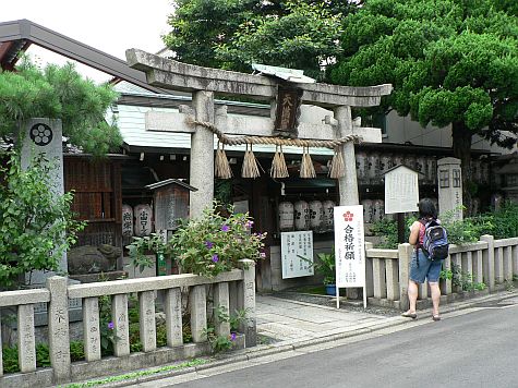 20070724_Hillwalker_Ayako-Tenmangu_shrine_entry.jpg