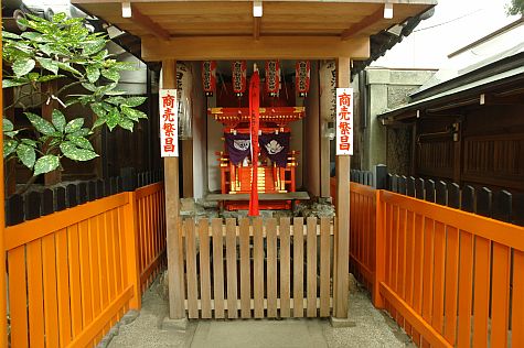 20070724_Hillwalker_Ayako-Tenmangu_shrine_main_hall.jpg