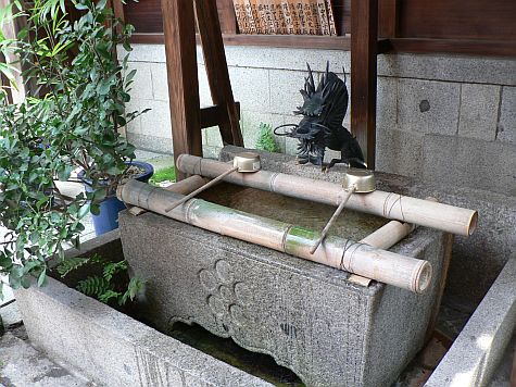 20070724_Hillwalker_Ayako-Tenmangu_shrine_water_basin.jpg