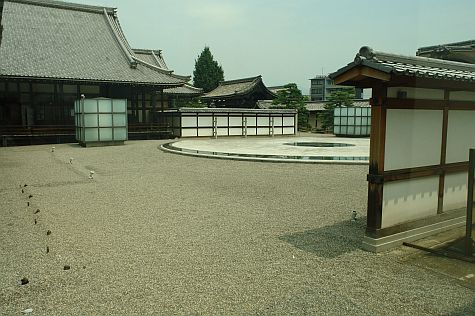 20070724_Hillwalker_Higashi-Hongan-Ji_east_courtyard.jpg