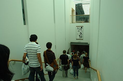20070724_Hillwalker_Higashi-Hongan-Ji_stairs_to_lecture_hall.jpg