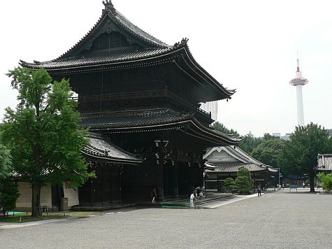 20070724_Hillwalker_Higashi-Hongan-Ji_view_east.jpg