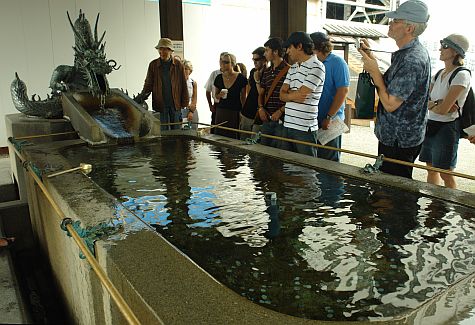 20070724_Hillwalker_Higashi-Hongan-Ji_water_basin.jpg