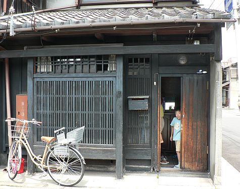 20070724_Hillwalker_side_street_doorway_boys.jpg