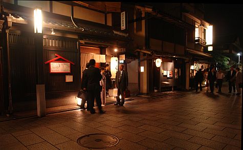 20070725_Gion_street_south_guests.jpg