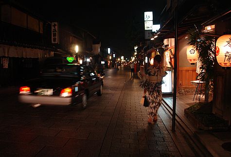 20070725_Gion_street_south_maiko.jpg