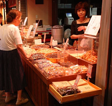 20070725_Nishiki_market_dried_nuts.jpg