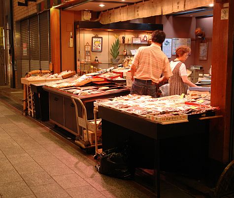 20070725_Nishiki_market_food_vendor.jpg