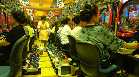 20070725_Shijo_pachinko_women.jpg